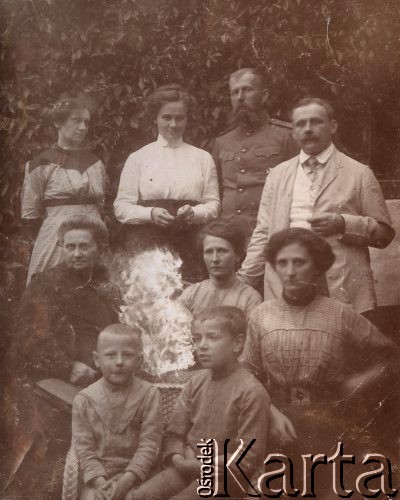 Przed 1914, Zwiahel, Ukraina, Rosja.
Z tyłu od lewej stoją: NN, Eugenia z Petrulewiczów Kobylańska, NN - żołnierz armii carskiej, Witold Petrulewicz, z lewej siedzi Joanna ze Szpilewskich Petrulewiczowa.
Fot. NN, zbiory Ośrodka KARTA, kolekcję rodziny Petrulewiczów udostępniły Halszka i Wanda Żuromskie