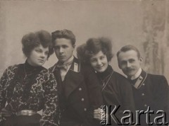 Marzec 1903, Kijów, Rosja.
Z prawej stoi student medycyny Witold Petrulewicz.
Fot. NN, zbiory Ośrodka KARTA, kolekcję rodziny Petrulewiczów udostępniły Halszka i Wanda Żuromskie