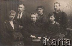 1923, Radzyń Podlaski, woj. Lublin, Polska.
Siedzą od lewej: Olga z Giżyckich Petrulewiczowa (żona Witolda), Joanna ze Szpilewskich Petrulewiczowa, Zofia Petrulewiczowa (żona Tadeusza), stoją od lewej: Witold Petrulewicz, Zofia z Petrulewiczów Kossińska, Tadeusz Petrulewicz.
Fot. NN, zbiory Ośrodka KARTA, kolekcję rodziny Petrulewiczów udostępniły Halszka i Wanda Żuromskie