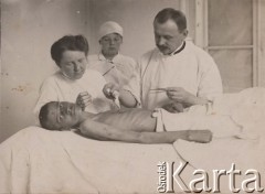 Przed 1918, Zwiahel, Rosja.
Doktor Witold Petrulewicz, pielęgniarki i chory.
Fot. NN, zbiory Ośrodka KARTA, kolekcję rodziny Petrulewiczów przekazały Halszka i Wanda Żuromskie
