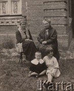 Sierpień 1921, Ostrołęka, Polska.
Eugenia z Petrulewiczów Kobylańska z matką Joanną Petrulewiczową i dziećmi - Zofią i Zbigniewem.
Fot. NN, zbiory Ośrodka KARTA, kolekcję rodziny Petrulewiczów przekazały Halszka i Wanda Żuromskie


