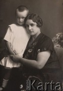 1925, Radzyń Podlaski, woj. Lublin, Polska.
Olga Petrulewiczowa z synem Kazimierzem.
Fot. NN, zbiory Ośrodka KARTA, kolekcję rodziny Petrulewiczów przekazały Halszka i Wanda Żuromskie

