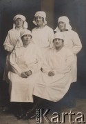 12.03.1929, Radzyń Podlaski, woj. Lublin, Polska.
Pielęgniarki ze szpitala w Radzyniu Podlaskim.
Fot. NN, zbiory Ośrodka KARTA, kolekcję rodziny Petrulewiczów przekazały Halszka i Wanda Żuromskie
