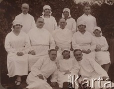 1929, Radzyń Podlaski, woj. Lublin, Polska.
Personel szpitala, drugi od lewej siedzi doktor Witold Petrulewicz.
Fot. NN, zbiory Ośrodka KARTA, kolekcję rodziny Petrulewiczów przekazały Halszka i Wanda Żuromskie

