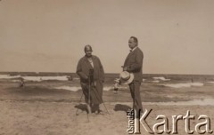 1929, Jastarnia, Polska.
Wakacje nad morzem, Olga i Witold Petrulewiczowie na plaży z aparatem fotograficznym na statywie.
Fot. NN, zbiory Ośrodka KARTA, kolekcję rodziny Petrulewiczów przekazały Halszka i Wanda Żuromskie

