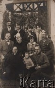 Kwiecień 1930, Radzyń Podlaski, woj. Lublin, Polska.
Spotkanie rodzinne, stoją od prawej: NN, Olga Petrulewicz, Zofia i Dymitr Kossińscy, od lewej siedzi: Witold Petrulewicz, dyrektor miejscowego szpitala, Joanna ze Szpilewskich Petrulewiczowa, Zofia Petrulewiczowa i jej mąż Tadeusz, na dole od lewej: Paweł i Konstanty Kossińscy a między nimi Kazimierz Petrulewicz.
Fot. NN, zbiory Ośrodka KARTA, kolekcję rodziny Petrulewiczów przekazały Halszka i Wanda Żuromskie

