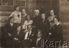 Lata 20-te, brak miejsca, Polska.
Grupa osób Przed domem.
Fot. NN, zbiory Ośrodka KARTA, kolekcję rodziny Petrulewiczów przekazały Halszka i Wanda Żuromskie

