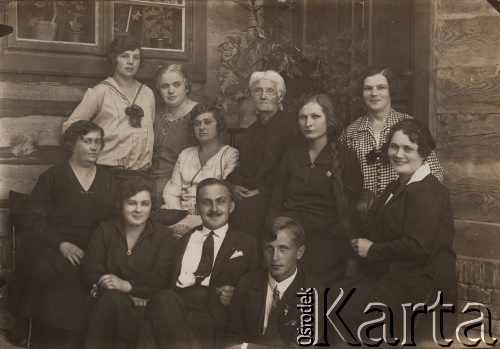 Lata 20-te, brak miejsca, Polska.
Grupa osób Przed domem.
Fot. NN, zbiory Ośrodka KARTA, kolekcję rodziny Petrulewiczów przekazały Halszka i Wanda Żuromskie

