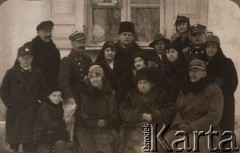 Grudzień 1931, Radzyń Podlaski, woj. Lublin, Polska.
Spotkanie rodzinne, stoją od lewej: Dymitr Kossiński, Kobylański, Olga i Witold Petrulewiczowie, NN, NN, Zofia Petrulewiczowa, Zofia Kobylańska, Konstanty Kossiński i jego matka Zofia, siedzą od prawej: Tadeusz Petrulewicz, Joanna ze ze Szpilewskich Petrulewiczowa, Eugenia z Petrulewiczów Kobylańska, dzieci z lewej to Kazimierz Petrulewicz i Zbigniew Kobylański.
Fot. NN, zbiory Ośrodka KARTA, kolekcję rodziny Petrulewiczów przekazały Halszka i Wanda Żuromskie

