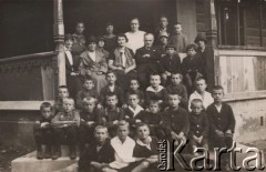 1926, Radzyń Podlaski, woj. Lublin, Polska.
Grupa dzieci, w drugim rzędzie od góry, druga z prawej siedzi Olga Petrulewiczowa.
Fot. NN, zbiory Ośrodka KARTA, kolekcję rodziny Petrulewiczów przekazały Halszka i Wanda Żuromskie

