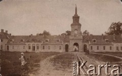 Lata 20-te, Radzyń Podlaski, woj. Lublin, Polska.
Dziedziniec pałacu Potockich, widok bramy wjazdowej.
Fot. NN, zbiory Ośrodka KARTA, kolekcję rodziny Petrulewiczów przekazały Halszka i Wanda Żuromskie
