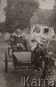 Przed 1939, Radzyń Podlaski, woj. Lublin, Polska.
Dziewczynki na motocyklu.
Fot. NN, zbiory Ośrodka KARTA, kolekcję rodziny Petrulewiczów przekazały Halszka i Wanda Żuromskie

