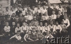 1927, Radzyń Podlaski, woj. Lublin, Polska.
Uczniowie szkoły powszechnej i nauczyciele, w środku siedzi Olga Petrulewiczowa.
Fot. NN, zbiory Ośrodka KARTA, kolekcję rodziny Petrulewiczów przekazały Halszka i Wanda Żuromskie
