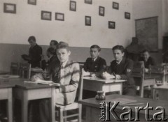 Lata 30-te, Radzyń Podlaski, woj. Lublin, Polska.
Uczniowie gimnazjum (?) w klasie.
Fot. NN, zbiory Ośrodka KARTA, kolekcję rodziny Petrulewiczów przekazały Halszka i Wanda Żuromskie
