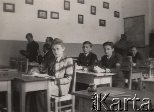 Lata 30-te, Radzyń Podlaski, woj. Lublin, Polska.
Uczniowie gimnazjum (?) w klasie.
Fot. NN, zbiory Ośrodka KARTA, kolekcję rodziny Petrulewiczów przekazały Halszka i Wanda Żuromskie
