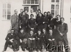 Lata 30-te, Radzyń Podlaski, woj. Lublin, Polska.
Doktor Witold Petrulewicz i grupa młodzieży Przed budynkiem szpitala, na dole trzeci od lewej siedzi Kazimierz Petrulewicz.
Fot. NN, zbiory Ośrodka KARTA, kolekcję rodziny Petrulewiczów przekazały Halszka i Wanda Żuromskie

