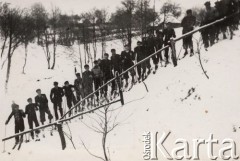 Lata 30-te, Radzyń Podlaski, woj. Lublin, Polska.
Gimnazjaliści na nartach.
Fot. NN, zbiory Ośrodka KARTA, kolekcję rodziny Petrulewiczów przekazały Halszka i Wanda Żuromskie

