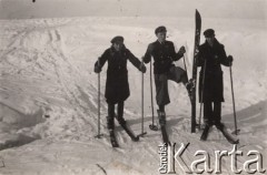 Lata 30-te, Radzyń Podlaski, woj. Lublin, Polska.
Młodzi mężczyźni na nartach.
Fot. Kazimierz Petrulewicz, zbiory Ośrodka KARTA, kolekcję rodziny Petrulewiczów przekazały Halszka i Wanda Żuromskie

