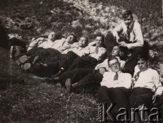 Lata 30-te, Radzyń Podlaski, woj. Lublin, Polska.
Uczniowie gimnazjum, z tyłu siedzi Kazimierz Petrulewicz.
Fot. NN, zbiory Ośrodka KARTA, kolekcję rodziny Petrulewiczów przekazały Halszka i Wanda Żuromskie
