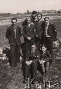 Lata 30-te, Radzyń Podlaski, woj. Lublin, Polska.
Uczniowie gimnazjum. W tle widoczne pola uprawne i domy.
Fot. Kazimierz Petrulewicz, zbiory Ośrodka KARTA, kolekcję rodziny Petrulewiczów przekazały Halszka i Wanda Żuromskie

