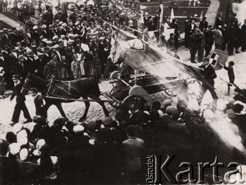 Lata 30-te, Radzyń Podlaski, woj. Lublin, Polska.
Samolot ufundowany przez mieszkańców miasta.
Fot. NN, zbiory Ośrodka KARTA, kolekcję rodziny Petrulewiczów przekazały Halszka i Wanda Żuromskie

