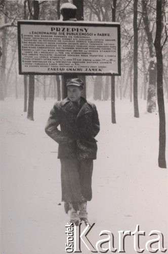 Lata 30-te, Radzyń Podlaski, woj. Lublin, Polska.
Kazimierz Petrulewicz w parku zimą obok tablicy informującej o przepisach obowiązujących na terenie parku.  
Fot. NN, zbiory Ośrodka KARTA, kolekcję rodziny Petrulewiczów przekazały Halszka i Wanda Żuromskie