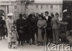 Lata 30-te, Radzyń Podlaski, woj. Lublin, Polska.
Grupa osób przez Pałacem Potockich. Od lewej stoją: kobieta z dzieckiem, Olga Petrulewiczowa, NN, NN i Tadeusz Petrulewicz. 
Fot. NN, zbiory Ośrodka KARTA, kolekcję rodziny Petrulewiczów przekazały Halszka i Wanda Żuromskie