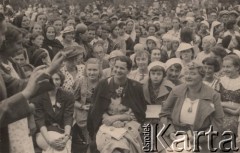 Lata 30-te, Radzyń Podlaski, woj. Lublin, Polska.
Grupa kobiet, z prawej siedzi Olga Petrulewiczowa.
Fot. NN, zbiory Ośrodka KARTA, kolekcję rodziny Petrulewiczów przekazały Halszka i Wanda Żuromskie


