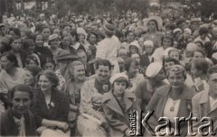 Lata 30-te, Radzyń Podlaski, woj. Lublin, Polska.
Grupa kobiet, z prawej siedzi Olga Petrulewiczowa.
Fot. NN, zbiory Ośrodka KARTA, kolekcję rodziny Petrulewiczów przekazały Halszka i Wanda Żuromskie

