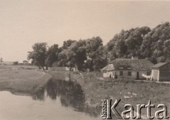 Lata 30-te, Radzyń Podlaski, woj. Lublin, Polska.
Fragment miasta, dom nad rzeką Białką.
Fot. NN, zbiory Ośrodka KARTA, kolekcję rodziny Petrulewiczów przekazały Halszka i Wanda Żuromskie



