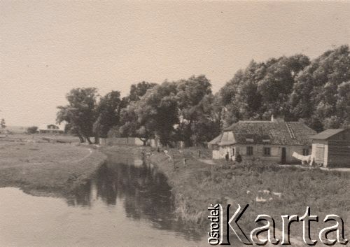 Lata 30-te, Radzyń Podlaski, woj. Lublin, Polska.
Fragment miasta, dom nad rzeką Białką.
Fot. NN, zbiory Ośrodka KARTA, kolekcję rodziny Petrulewiczów przekazały Halszka i Wanda Żuromskie




