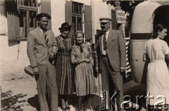 Lata 30-te, Radzyń Podlaski, woj. Lublin, Polska.
Przystanek autobusowy, z prawej stoi Tadeusz Petrulewicz, z lewej Zbigniew Kobylański.
Fot. Kazimierz Petrulewicz, zbiory Ośrodka KARTA, kolekcję rodziny Petrulewiczów przekazały Halszka i Wanda Żuromskie
