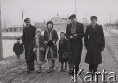 Lata 30-te, Radzyń Podlaski, woj. Lublin, Polska.
Grupa młodzieży i dzieci na ulicy. W oddali widoczna jest zabudowa mieszkalna.
Fot. Kazimierz Petrulewicz, zbiory Ośrodka KARTA, kolekcję rodziny Petrulewiczów przekazały Halszka i Wanda Żuromskie

