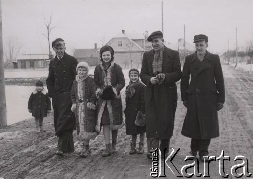 Lata 30-te, Radzyń Podlaski, woj. Lublin, Polska.
Grupa młodzieży i dzieci na ulicy. W oddali widoczna jest zabudowa mieszkalna.
Fot. Kazimierz Petrulewicz, zbiory Ośrodka KARTA, kolekcję rodziny Petrulewiczów przekazały Halszka i Wanda Żuromskie

