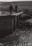 Lata 30-te, Radzyń Podlaski, woj. Lublin, Polska.
Dzieci łowiące ryby w rzece Białce.
Fot. Kazimierz Petrulewicz, zbiory Ośrodka KARTA, kolekcję rodziny Petrulewiczów przekazały Halszka i Wanda Żuromskie

