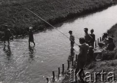 Lata 30-te, Radzyń Podlaski, woj. Lublin, Polska.
Dzieci łowiące ryby w rzece Białce.
Fot. Kazimierz Petrulewicz, zbiory Ośrodka KARTA, kolekcję rodziny Petrulewiczów przekazały Halszka i Wanda Żuromskie
