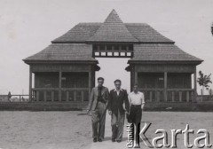Lata 30-te, Radzyń Podlaski, woj. Lublin, Polska.
Trzej młodzi mężczyźni Przed drewnianą szatnią stadionu.
Fot. Kazimierz Petrulewicz, zbiory Ośrodka KARTA, kolekcję rodziny Petrulewiczów przekazały Halszka i Wanda Żuromskie
