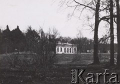 Lata 30-te, Radzyń Podlaski, woj. Lublin, Polska.
Oranżeria w parku miejskim.
Fot. Kazimierz Petrulewicz, zbiory Ośrodka KARTA, kolekcję rodziny Petrulewiczów przekazały Halszka i Wanda Żuromskie
