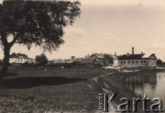 Lata 30-te, Radzyń Podlaski, woj. Lublin, Polska.
Fragment miasta - w oddali widoczne są domy usytuowane nad brzegiem rzeki.
Fot. Kazimierz Petrulewicz, zbiory Ośrodka KARTA, kolekcję rodziny Petrulewiczów przekazały Halszka i Wanda Żuromskie

