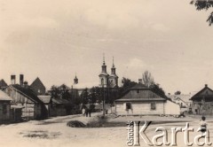 Lata 30-te, brak miejsca, Polska.
Fragment miasta, Na pierwszym planie widoczna jest drewniana zabudowa mieszkalna, przechodnie, w oddali - wieże kościelne.
Fot. NN, zbiory Ośrodka KARTA, kolekcję rodziny Petrulewiczów przekazały Halszka i Wanda Żuromskie