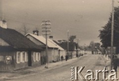 Lata 30-te, Radzyń Podlaski, woj. Lublin, Polska.
Fragment miasta, widok na ulicę i domy mieszkalne.
Fot. Kazimierz Petrulewicz, zbiory Ośrodka KARTA, kolekcję rodziny Petrulewiczów przekazały Halszka i Wanda Żuromskie

