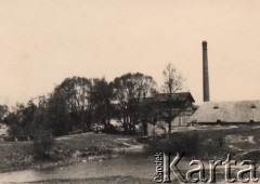 Lata 30-te, Radzyń Podlaski, woj. Lublin, Polska.
Widok na budynki cegielni, na pierwszym planie staw powstały w dawnym wyrobisku. 
Fot. Kazimierz Petrulewicz, zbiory Ośrodka KARTA, kolekcję rodziny Petrulewiczów przekazały Halszka i Wanda Żuromskie
