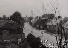 Lata 30-te, Radzyń Podlaski, woj. Lublin, Polska.
Fragment miasta - w oddali widoczne są wieże kościelne.
Fot. Kazimierz Petrulewicz, zbiory Ośrodka KARTA, kolekcję rodziny Petrulewiczów przekazały Halszka i Wanda Żuromskie
