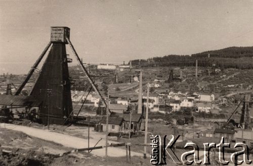 Lata 30-te, Borysław, woj. Lwów, Polska.
Panorama miasteczka, na pierwszym planie szyb wiertniczy; fotografia wykonana podczas wycieczki uczniów z Radzynia Podlaskiego.
Fot. Kazimierz Petrulewicz, zbiory Ośrodka KARTA, kolekcję rodziny Petrulewiczów przekazały Halszka i Wanda Żuromskie

