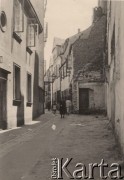 Lata 30-te, Lwów, Polska.
Fragment miasta - wąska uliczka, w oddali widoczni są przechodnie. Fotografia wykonana podczas wycieczki uczniów z Radzynia Podlaskiego.
Fot. Kazimierz Petrulewicz, zbiory Ośrodka KARTA, kolekcję rodziny Petrulewiczów przekazały Halszka i Wanda Żuromskie

