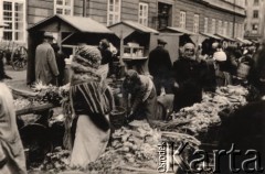 Lata 30-te, Lwów, Polska.
Uliczne targowisko, kobiety sPrzedające warzywa, fotografia wykonana podczas wycieczki uczniów z Radzynia Podlaskiego.
Fot. Kazimierz Petrulewicz, zbiory Ośrodka KARTA, kolekcję rodziny Petrulewiczów przekazały Halszka i Wanda Żuromskie

