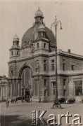 Lata 30-te, Lwów, Polska.
Dworzec Główny, fotografia wykonana podczas wycieczki uczniów z Radzynia Podlaskiego.
Fot. Kazimierz Petrulewicz, zbiory Ośrodka KARTA, kolekcję rodziny Petrulewiczów przekazały Halszka i Wanda Żuromskie
