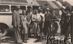 Lata 30-te, Radzyń Podlaski, woj. Lublin, Polska.
Przystanek autobusowy, z lewej stoi Tadeusz Petrulewicz, NN, NN, Zbigniew Kobylański, Olga Petrulewiczowa (z jamnikiem na smyczy) i Witold Petrulewicz.
Fot. Kazimierz Petrulewicz, zbiory Ośrodka KARTA, kolekcję rodziny Petrulewiczów przekazały Halszka i Wanda Żuromskie