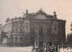 Lata 30-te, Warszawa, Polska.
Gmach Główny Politechniki Warszawskiej. Na pierwszym planie widoczne są zaparkowane samochody.
Fot. Kazimierz Petrulewicz, zbiory Ośrodka KARTA, kolekcję rodziny Petrulewiczów przekazały Halszka i Wanda Żuromskie