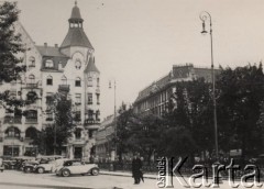 Lata 30-te, Warszawa, Polska.
Fragment miasta. Na pierwszym planie widoczny jest mężczyzna w ciemnym płaszczu z parasolem oraz zaparkowane samochody.
Fot. Kazimierz Petrulewicz, zbiory Ośrodka KARTA, kolekcję rodziny Petrulewiczów przekazały Halszka i Wanda Żuromskie